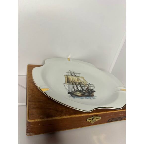 VINTAGE Ashtray Hand-Painted, WHITE CERAMIC, GOLD TRIM SAILIN - Picture 5 of 9